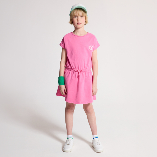 فستان صيفي وردي اللون من الجيرسيه بنقش على الظهر للفتيات